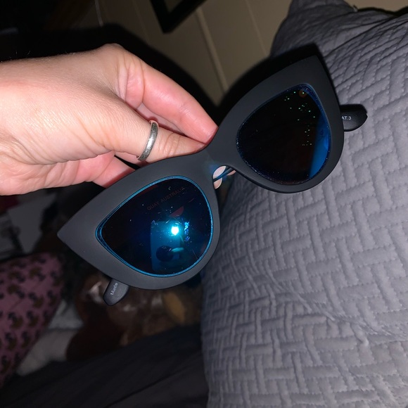 SOLD Quay Australia Sunglasses Kitti - Picture 4 of 5